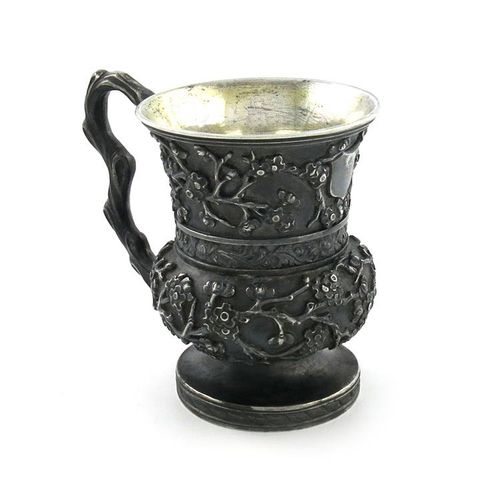 Null 一个19世纪的中国出口银杯，由广州和香港的Leeching制作，大约1870年，阳台形式，有消光背景上的花朵装饰，模拟树枝的把手，正面有一个空缺的盾牌&hellip;