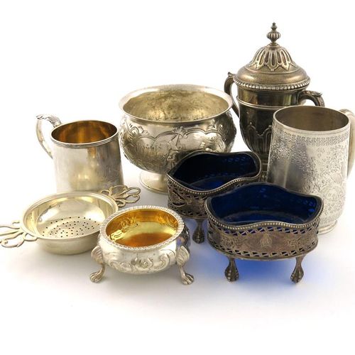 Null 一批混合的银制品，不同的日期和制造商，包括：一个维多利亚时代的碗，伦敦1897年，一个双柄杯和盖子，一对乔治三世的盐窖，罗伯特-亨内尔，伦敦1783年&hellip;