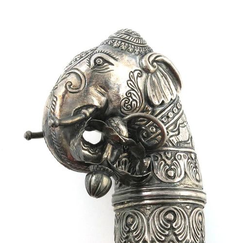 Null 一件印度仪式用的银锏，（Soonta），无标记，大概是19世纪，锥形，有一个大象头的顶饰，在它的躯干上有一个叶子的图案，主体有漩涡状的叶子卷轴装饰，在&hellip;