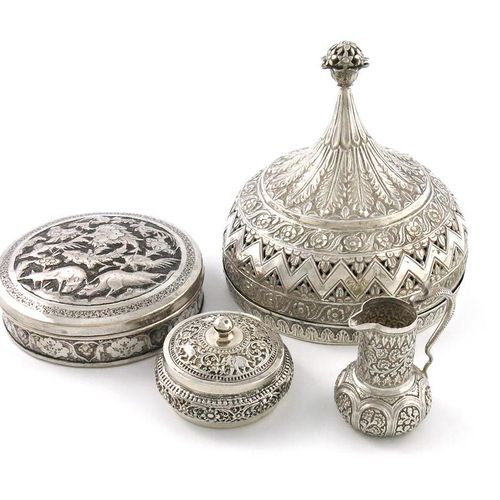 Null 一小批印度和中东的银器和金属制品，包括：一个圆形的盒子，穿孔和压花的叶子装饰，穿孔的顶盖，底座直径14.5厘米，加上一个奶油壶，有一个蛇形的把手，和凿&hellip;