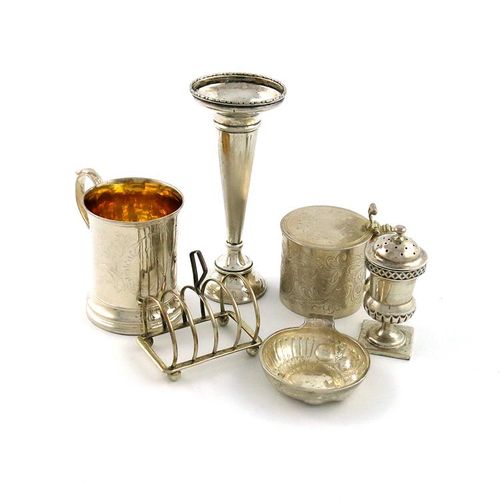 Null 一批混合的银制品，不同的日期和制造商，包括：一个乔治三世的芥末罐，由Augustin Le Sage制作，伦敦1764年，圆形，雕刻装饰，滚动手柄，一&hellip;