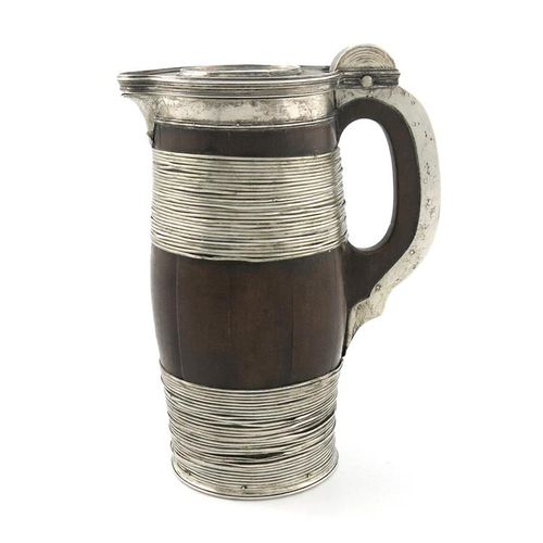 Null 一个金属器皿和木制壶，无标记，可能是19世纪末/20世纪初，木制壶身有铁丝带，木制壶柄有普通支架，高21.3厘米。