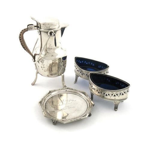 Null 一批混合的银制品，包括：一个热牛奶壶，由Mappin and Webb，伦敦1904年制作，阳台形式，柳条捆绑的卷轴手柄，铰链盖和铰链手柄，三条腿，高&hellip;