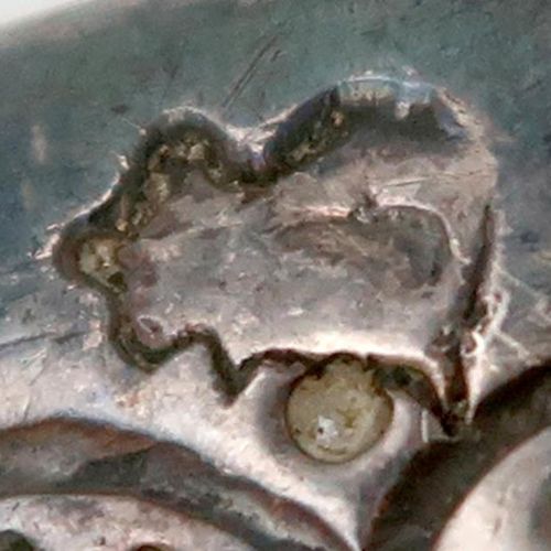 Null 18世纪法国银质品酒器，标记部分磨损，圆形，带双蛇环手柄，刻有 "S Domino De Corgoloin"，长10.8厘米，加上另一个18世纪法国&hellip;