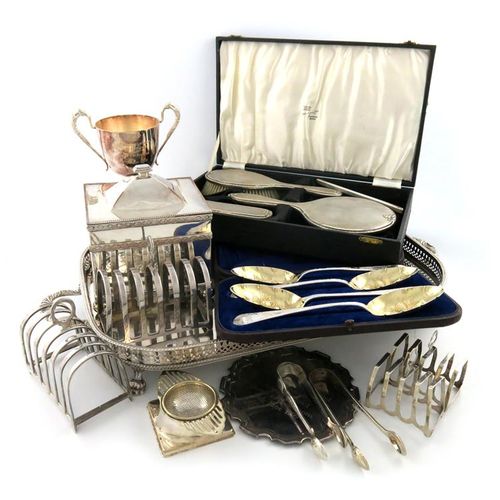 Null A mixed lot, comprising silver items: a cased set of six Old English patter&hellip;
