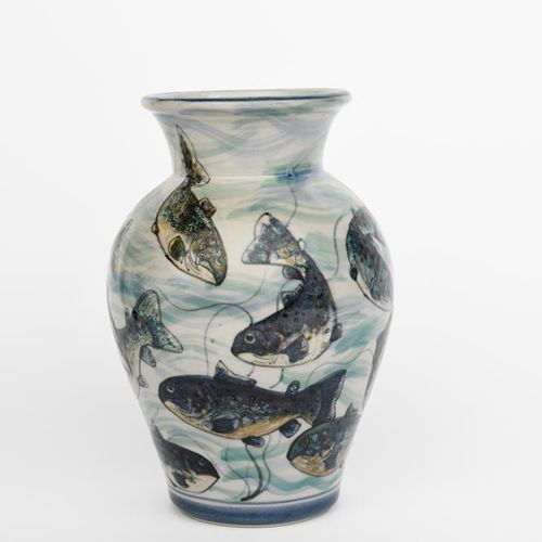 Null Un vase en grès des Highlands conçu par Sally Tuffin, de forme balustre épa&hellip;