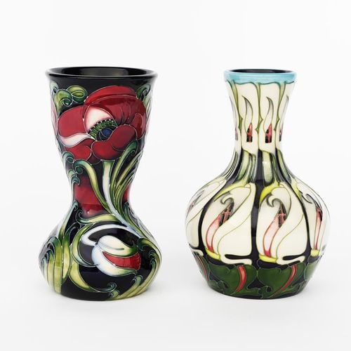 Null Lily Come Home' un vase en poterie Moorcroft conçu par Emma Bossons, daté d&hellip;
