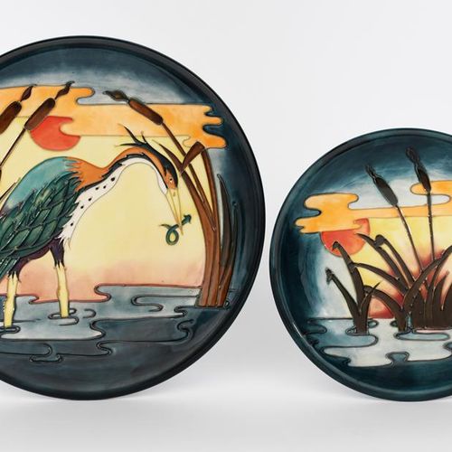 Null Heron - Reeds at Sunset' un chargeur de Moorcroft Pottery conçu par Philip &hellip;