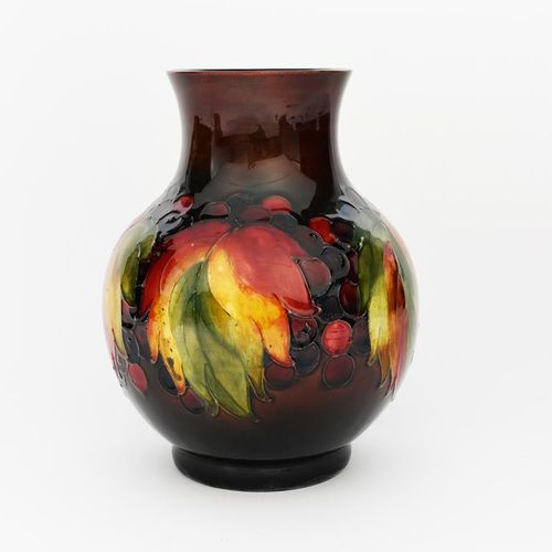 Null Flambe Leaf and Berries', un vase en poterie Moorcroft, ovoïde avec un col &hellip;