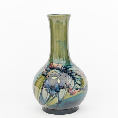 Null Iris", un vase en poterie Moorcroft conçu par William Moorcroft, ovoïde ave&hellip;