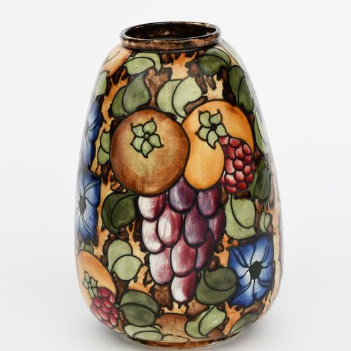 Null Un vase Pomona de Bursley Ware conçu par Charlotte Rhead, modèle 456, tubel&hellip;