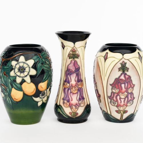 Null Foxglove' un vase en poterie Moorcroft, peint en couleurs, un autre similai&hellip;