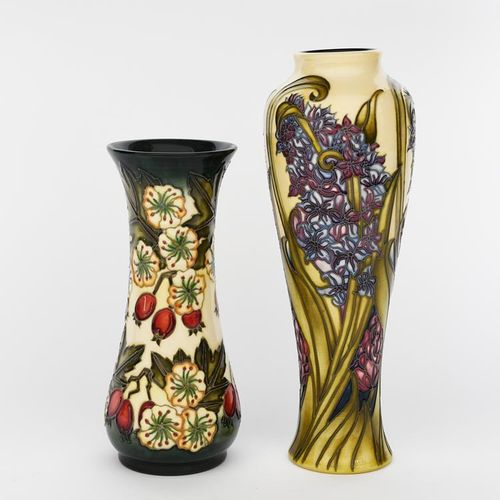 Null Lilac' un vase en poterie Moorcroft, forme balustre élancée peinte en coule&hellip;