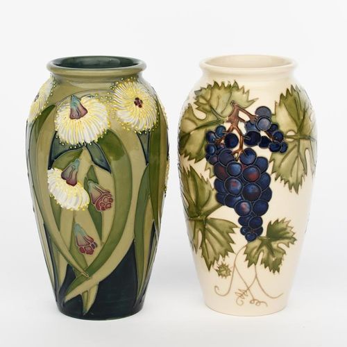Null Gum", un vase en poterie Moorcroft conçu par Sally Tuffin, peint en couleur&hellip;