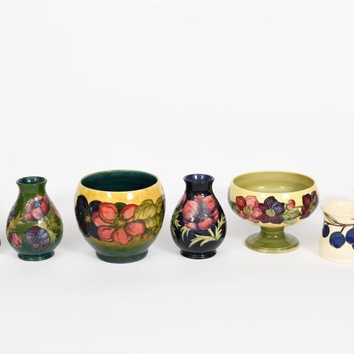 Null Clematis' un vase en poterie Moorcroft, peint en couleurs sous une glaçure &hellip;