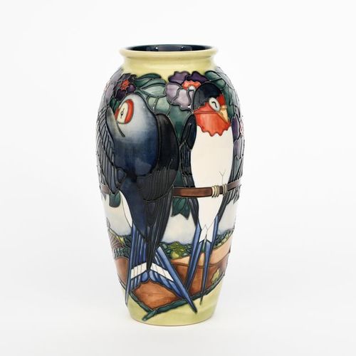 Null Swallow's", un vase en édition limitée de la poterie Moorcroft conçu par Ra&hellip;
