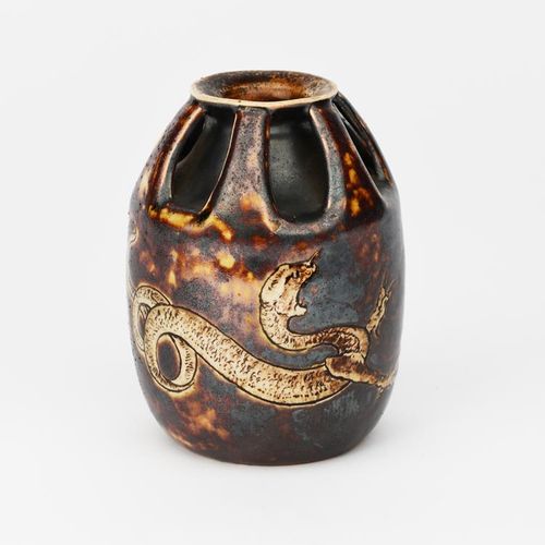 Null Un vase gourd Dragon en grès des frères Martin par Edwin et Walter Martin, &hellip;