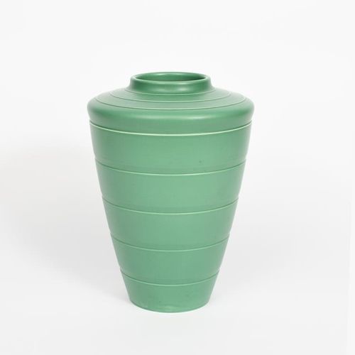 Null Un vase de la poterie Wedgwood conçu par Keith Murray, de forme épaulée ave&hellip;