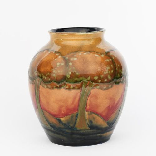 Null Eventide", un vase de la poterie Moorcroft conçu par William Moorcroft, for&hellip;