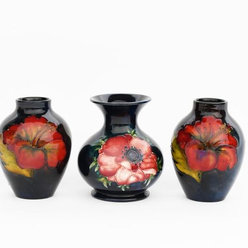 Null Flambe Hibiscus", une paire de vases en poterie Moorcroft conçus par Walter&hellip;