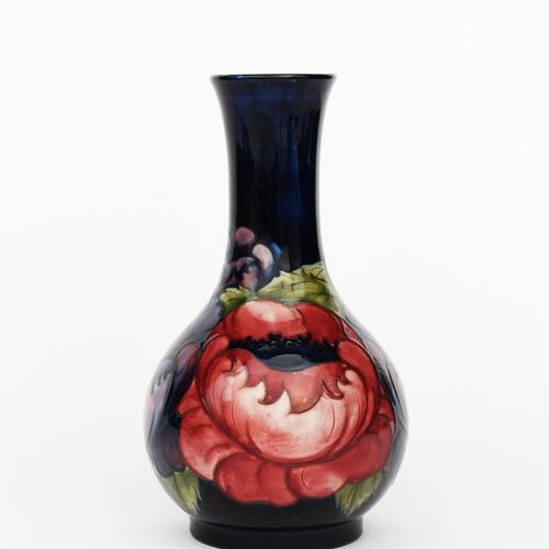 Null Big Poppy", un vase bouteille en poterie Moorcroft conçu par William Moorcr&hellip;