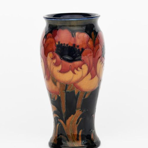 Null Big Poppy", un vase en poterie Moorcroft conçu par William Moorcroft, forme&hellip;