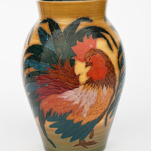 Null Cockerel", un grand et unique vase Dennis China Works conçu par Sally Tuffi&hellip;