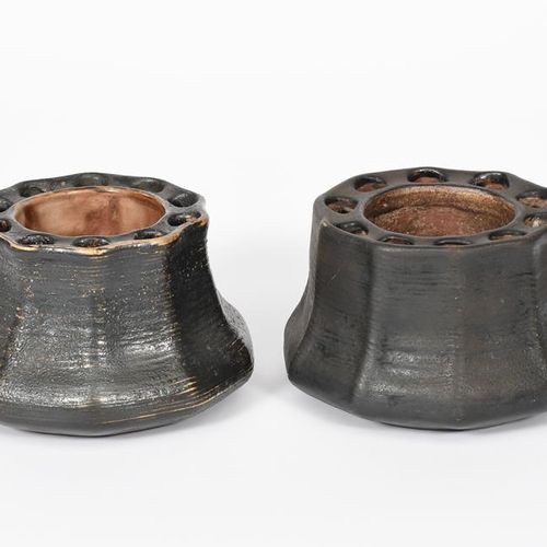 Null 一对马丁兄弟的石器葫芦花瓶，由埃德温和沃尔特-马丁设计，日期为1909年，肩部，膨胀的形式，顶部边缘刺有花，覆盖着金属铜釉，刻有3-1909 Mart&hellip;