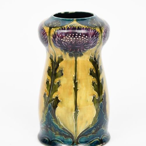 Null Un vase Hancock & Sons Morrisware conçu par George Cartlidge, modèle n° C9-&hellip;