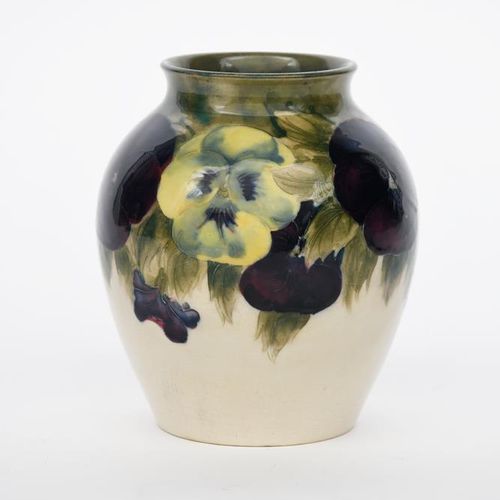 Null Pansy", un vase en poterie Moorcroft conçu par William Moorcroft, de forme &hellip;