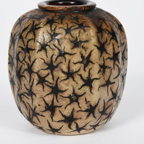 Null 埃德温和沃尔特-马丁的马丁兄弟炻器葫芦花瓶，卵圆形的棱形，在棕色的水色底上绘有星形疣状的图案，刻有7-1907，马丁兄弟伦敦和索索尔，高8厘米。