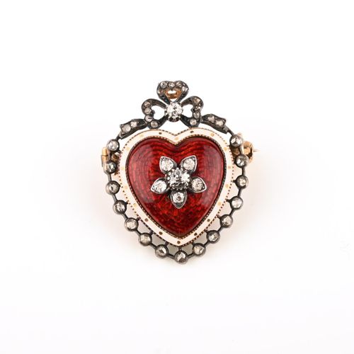 Null 一枚19世纪末的珐琅和钻石心形胸针，红色的珐琅心形上有一朵镶钻的花，在白色的珐琅边上，还有一圈钻石，上面有一个银色和金色的镶钻蝴蝶结，背面有釉面小盒，&hellip;