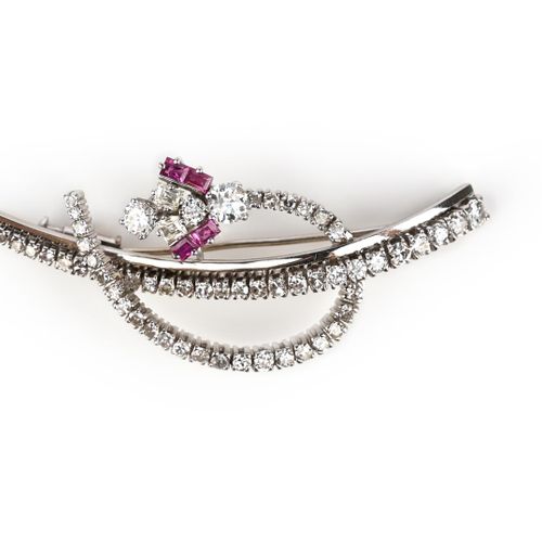 Null Spilla con rubini e diamanti, anni '60, disegnata come un getto floreale as&hellip;