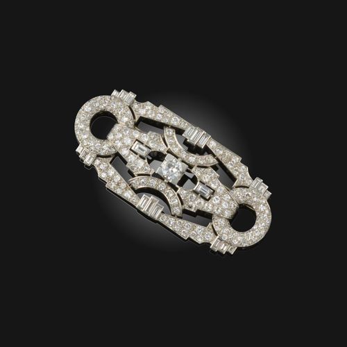 Null 一枚装饰艺术风格的钻石胸针，1930年代，设计为几何图案，镶有圆形、单形和长方形钻石，以一颗重约1.00克拉的圆形切割钻石为中心，长7.1厘米，法国1&hellip;