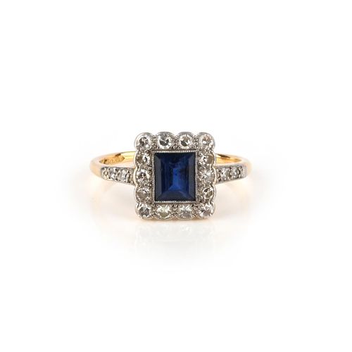 Null 一枚蓝宝石和钻石镶嵌金戒指，20世纪初，镶嵌着一颗阶梯式切割的蓝宝石，在延伸至肩部的单切割钻石的密纹镶边中，尺寸为N，印有18CT&PT。