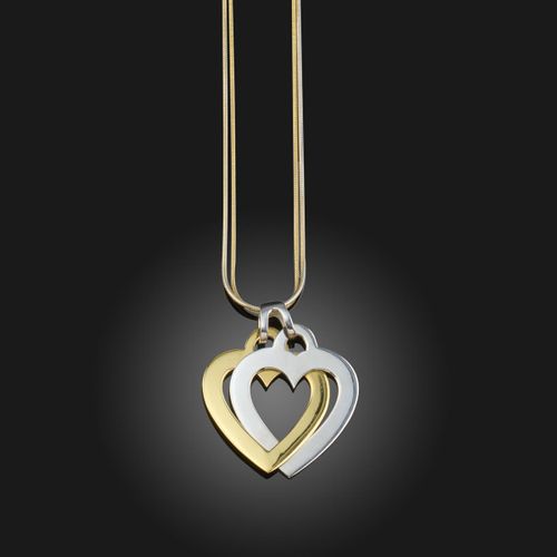 Null Tiffany & Co的黄金心形吊坠，两颗交错的白金和黄金心形吊坠，配以细蛇形白金和黄金颈链，已签约，带有2008年伦敦印记，吊坠高4.1厘米，链子&hellip;