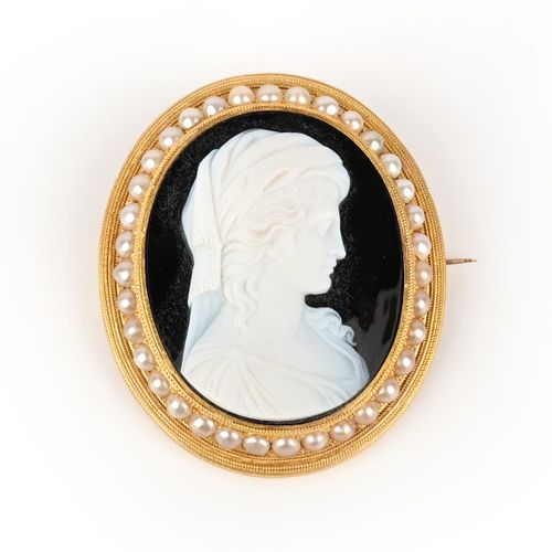 Null 一枚维多利亚时代的硬石浮雕胸针，镶嵌在黄金的种子珍珠和扭曲的绳索装饰边框内，高5厘米，表壳