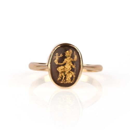 Null 一枚黄金和凸面水晶戒指，用夹子镶嵌着一个椭圆形的凸面水晶，背面雕刻和镀金了一个由胜利女神加冕的不列颠形象，深棕色底，尺寸为N1/2，印有18CT。