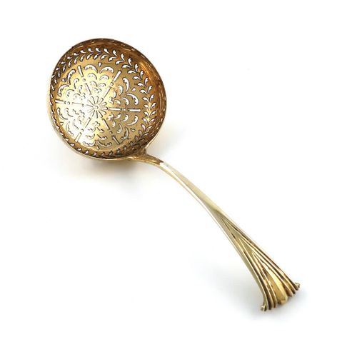 Null 一把乔治三世的银鎏金Onslow图案的筛糖勺，无标记，有一个大的圆碗，有穿孔装饰，终端的背面有一个徽章，长20厘米，约重2.5盎司。 该徽章是乔治三世&hellip;