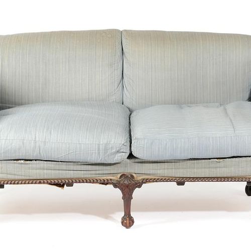 Null 霍华德父子的乔治二世风格的EDWARDIAN MAHOGANY沙发，20世纪初，带卷轴扶手和围巾软垫，位于贝壳和叶子雕刻的凸形腿和爪子和球脚上，带有后&hellip;