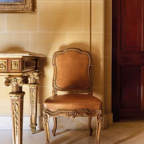Null 一套二十四张山毛榉木餐椅，由Charles Mellier & Co.十六世纪末，每把椅子都有一个软垫的背部和座位，覆盖着黄铜铆钉的棕褐色皮革，模制的&hellip;