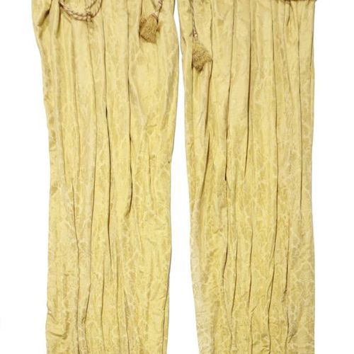 Null 三对黄色丝质大马士革窗帘 20世纪末，每件都有内衬，有绳索缠绕的流苏和一个内衬松木围栏（3） 329 x 235.7厘米（最大）。