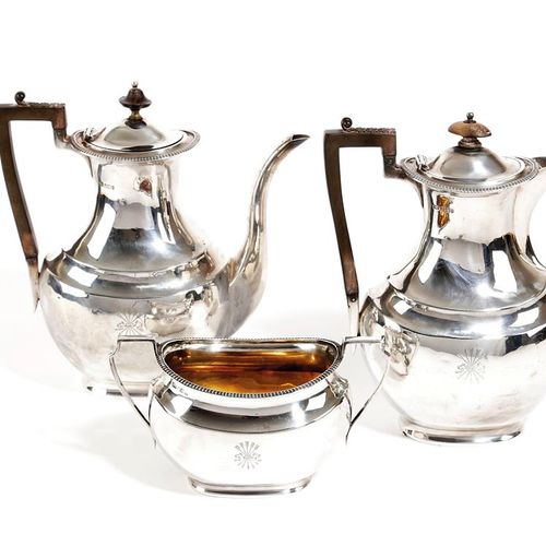 Null HENRY ATKIN, SHEFFIELD的EDWARDIAN银咖啡壶、热水壶和糖杯，1901/1902年，长方形壶腹，有镶边和卷轴把手，刻有Rot&hellip;