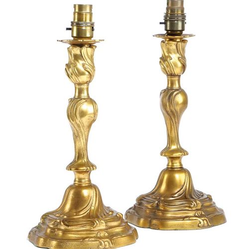 Null 一对路易十五风格的镀金金属烛台灯，19世纪末，在滚动的倒悬杆和阶梯状的脚上有叶状喷嘴（2），高27厘米（不包括配件）。