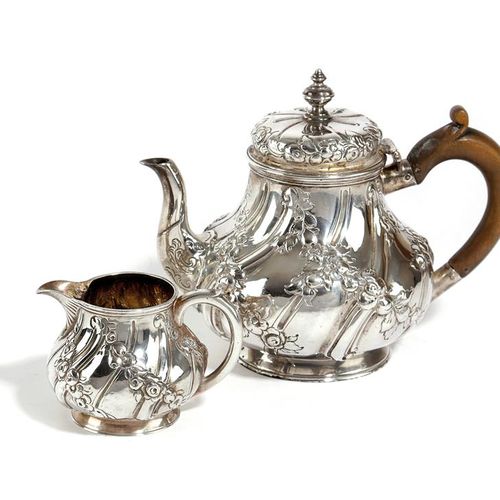 Null A SMALL VICTORIAN SILVER TEAPOT AND CREAM JUG BY FREDERICK BRASTED, LONDON,&hellip;