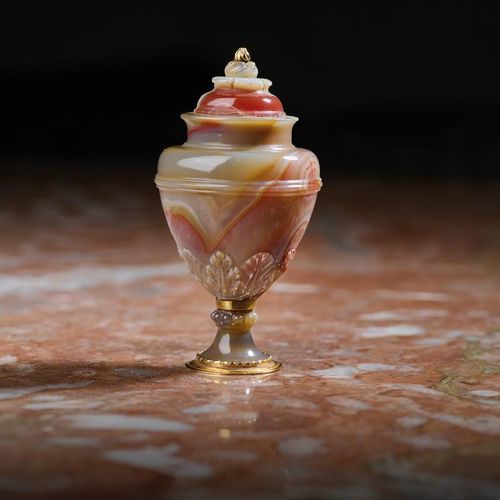 Null A RARE SMALL GOLD MOUNTED AGATE URN IN THE MANNER OF THE MISERONI FAMILY, T&hellip;