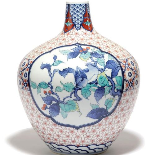 Null 20世纪日本瓷器垣门式花瓶。该花瓶呈卵圆形，颈部细长，以釉下蓝和珐琅彩装饰，在颈部的花瓣和底部的云纹下，有鸟儿在枝头和桃树果实的刻画。底部有蓝色五字标&hellip;