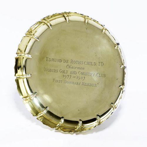 Null 由S.J. PHILLIPS, LONDON制作的现代银质镀金草莓碟，1980年，呈圆形，中心刻有 "Edmund de Rothschild T.D&hellip;