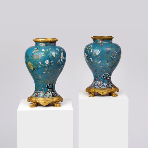 Null 一对中国CLOISONNE珐琅彩花瓶，清代，19世纪初，每一个都有法国木纹装饰，呈柱状，装饰有花朵和蝴蝶，底座有狮子皮和爪子（2）高40厘米 出处 阿&hellip;