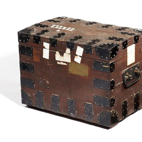 Null 20世纪初的橡木和铁制银盒，空置的内部有一个黄褐色和大理石花纹的纸衬里，有零售商的牌子 "Garrard & Co.Ltd Crown Goldsmi&hellip;